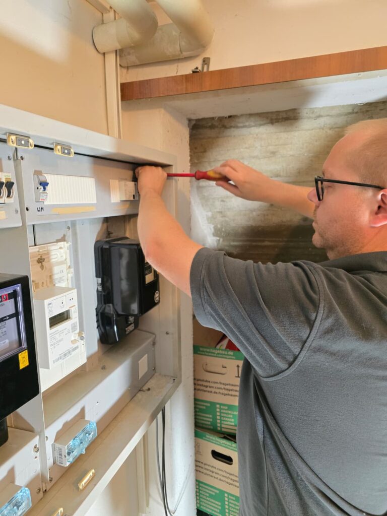 Geschäftsführer Simon Hofbauer bei der Arbeit an einem Schaltschrank.
